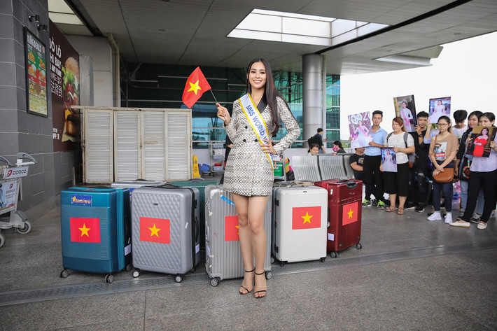 Tiểu Vy chuẩn bị khá kỹ càng về trang phục, đồ dùng cùng những món quà tặng trước khi lên đường. Hoa hậu Việt Nam 2018 được sự hỗ trợ của các nhà thiết kế hàng đầu với hy vọng cô sẽ mang vinh quang về cho nước nhà.