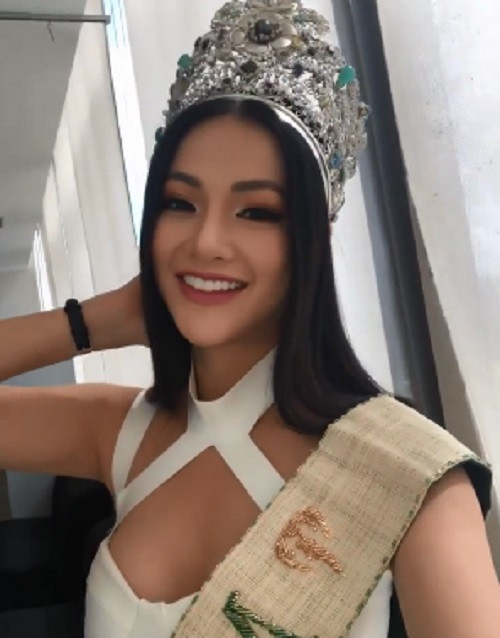 Hình ảnh Hoa hậu Phương Khánh trong ngày đầu tiên sau đăng quang. Hiện tại Phương Khánh đang ở lại Philippines để thực hiện sứ mệnh của một tân hoa hậu. Ảnh: FBNV