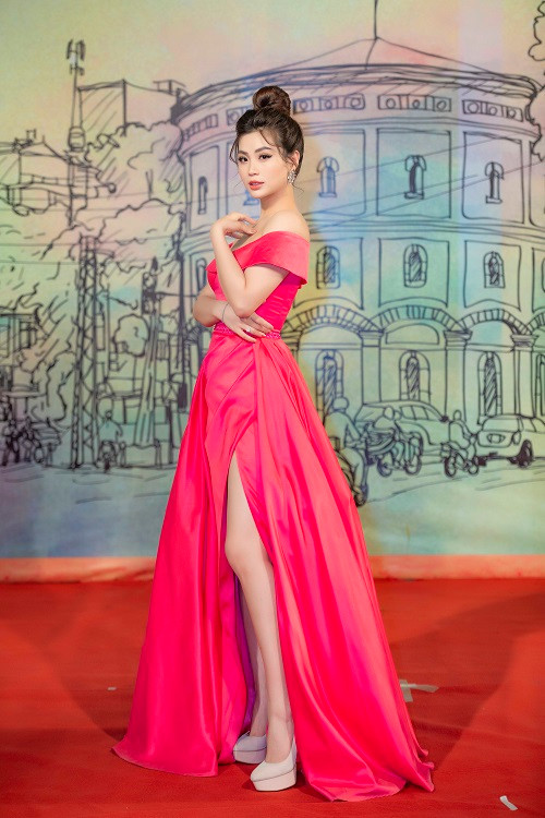 Các mỹ nhân Việt lộng lẫy váy áo trên thảm đỏ. Á hậu Diễm Trang rực rỡ trong bộ dạ hội màu hồng của NTK Hà Duy.