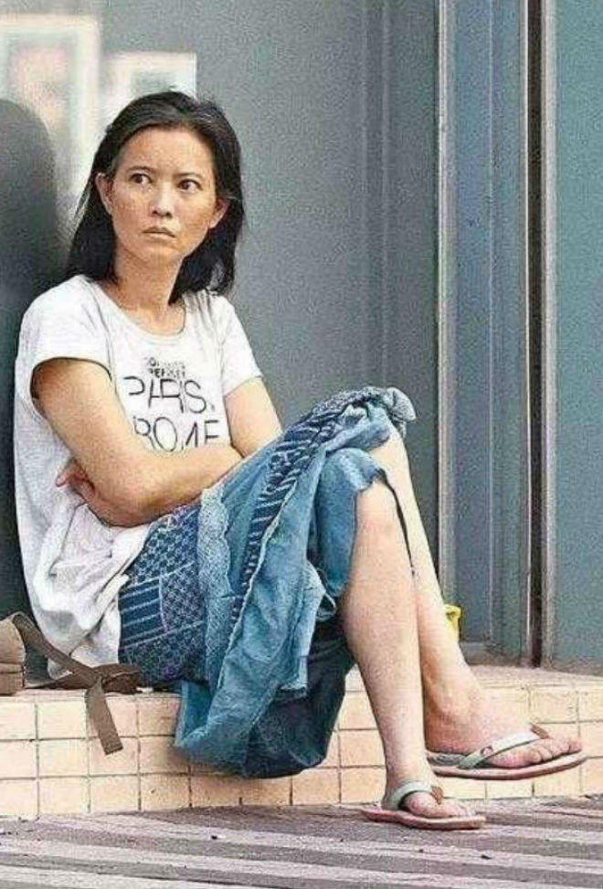 Năm 2006, Lam Khiết Anh tuyên bố phá sản và trở thành người vô gia cư. Nhan sắc của nàng ngọc nữ một thời cũng xuống dốc thảm hại.