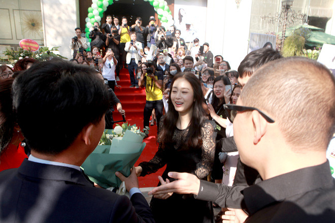 Kim Tae Hee được chào đón nồng nhiệt tại sự kiện. Sau khi sinh con, nữ diễn viên nhanh chóng lấy lại vóc dáng thon gọn. Cô được khen ngợi nhan sắc trẻ trung và làn da mịn màng ở tuổi 38.