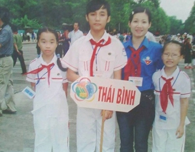 Chàng thiếu niên cầm biển hiệu đại diện của học sinh tỉnh Thái Bình chính là Sơn Tùng.