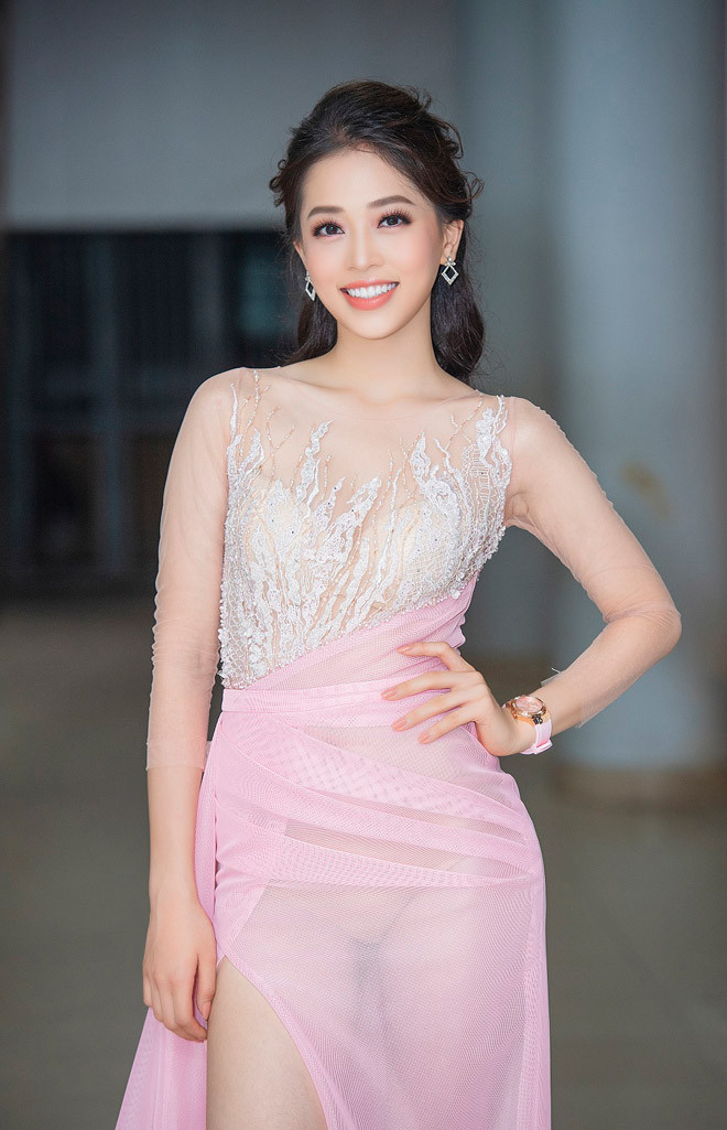 Lần đầu làm giám khảo cuộc thi sắc đẹp, Á hậu Phương Nga lựa chọn bộ váy xuyên thấu gợi cảm. Tuy nhiên, lớp vải quá mỏng khiến Phương Nga để lộ phần nội y màu nude.
