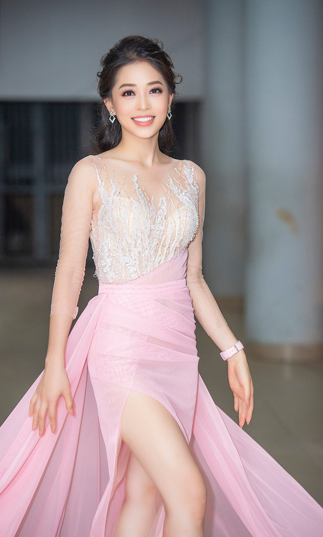 Đây là sự kiện hiếm hoi Phương Nga góp mặt sau 2 tháng bước ra cuộc thi Hoa hậu Việt Nam 2018. Bởi thời gian qua, cô phải dồn toàn bộ tâm sức cho cuộc thi Hoa hậu Hòa bình quốc tế.