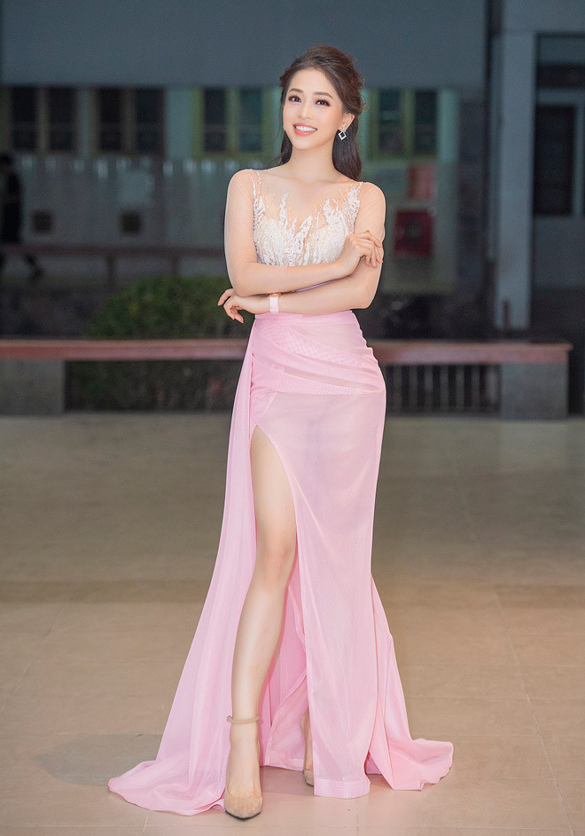 Á hậu Phương Nga lựa chọn kiểu tóc buộc nửa đầu và xoăn nhẹ để lộ bờ vai trần mảnh mai. Cô cho biết gợi cảm nhưng thanh lịch cũng sẽ là phong cách mà cô muốn hướng tới trong thời gian tới.