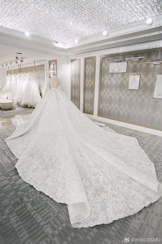 Theo Cosmo, bộ váy cưới của nữ diễn viên 35 tuổi còn ấn tượng ở phần đuôi váy xòe rộng, dài 3,99 m và mất 5.600 giờ để hoàn thành.