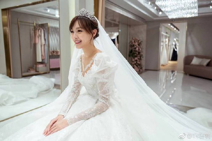 Trong buổi lễ trọng đại, cô dâu Đường Yên diện một bộ váy cưới lộng lẫy phom dáng cổ điển nhưng vẫn mang hơi hướng hiện đại của nhà mốt Mikael D.