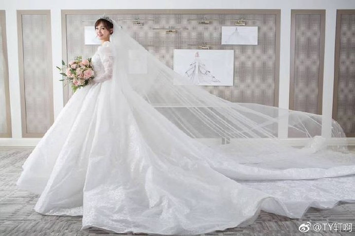 Tất cả những chi tiết thêu, đính... đều được thực hiện thủ công một cách tỉ mỉ, tinh tế.