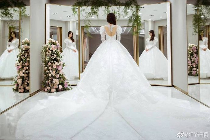 Bộ váy được đặt tên là "Tiffany" với phần cổ vuông, tay bồng phong cách châu Âu cổ điển.