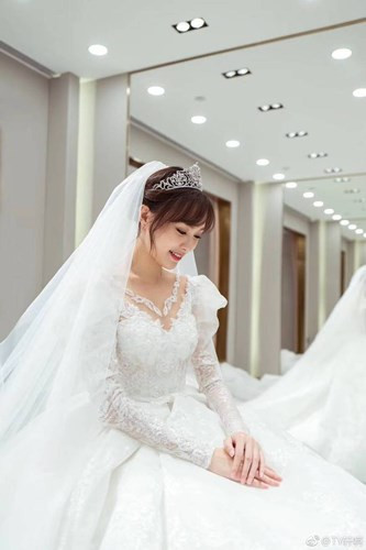 Tấm mạng bằng voan cũng được kết hơn 100.000 hạt cườm nhỏ kỳ công.