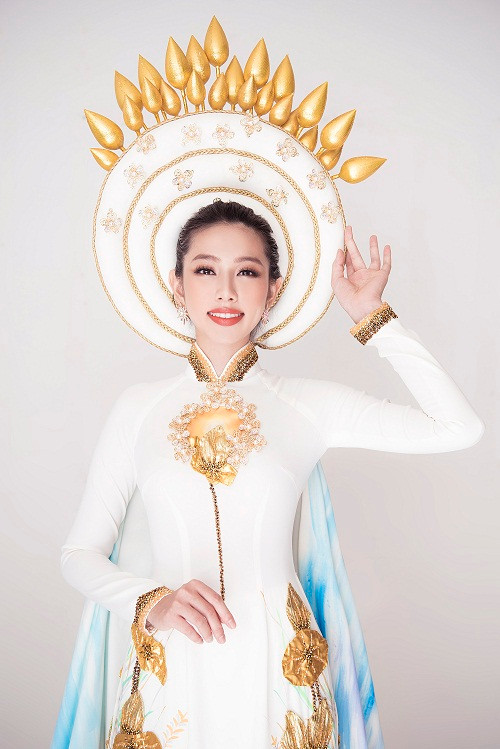 Trước ngày diễn ra chung kết Miss International 2018, bộ trang phục truyền thống của Nguyễn Thúc Thùy Tiên đã được hé lộ. Thiết kế mang chủ đề “Việt Nam – Nước non ngàn dặm”.