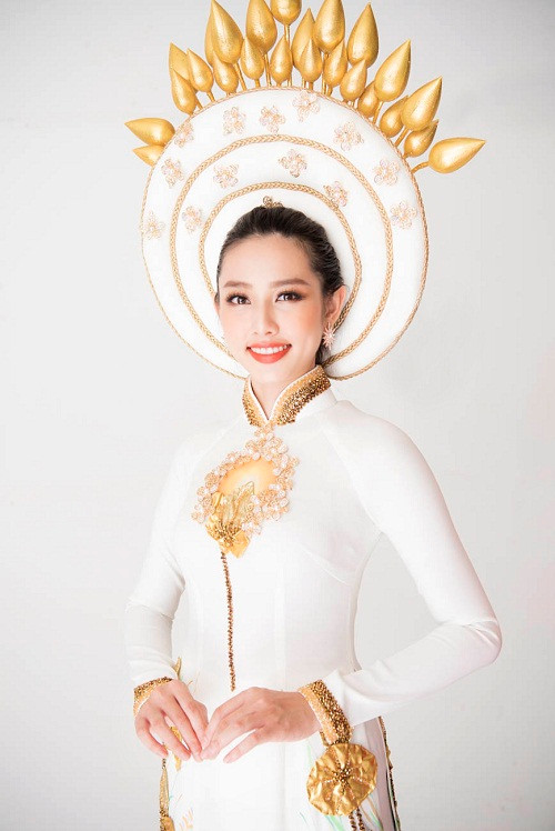 Thùy Tiên sinh năm 1998, hiện là sinh viên Khoa Pháp văn, Đại học KHXH&NV TP.HCM. Cô cao 1m70, sở hữu số đo 3 vòng 82-61-91. Thùy Tiên từng đoạt danh hiệu Người đẹp Nhân ái, Top 5 Hoa hậu Việt Nam 2018, Á khôi Nam Bộ 2017.