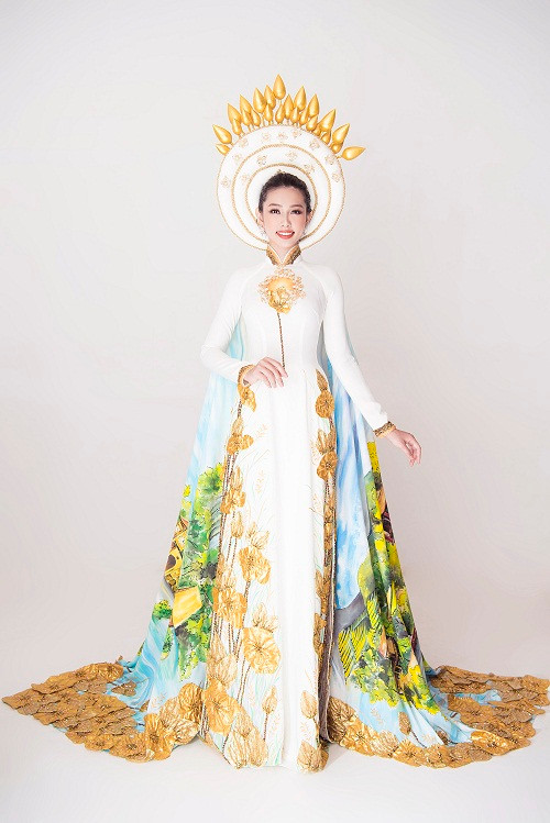 Qua bàn tay tài hoa của NTK Việt Hùng, những danh lam thắng cảnh mọi miền Tổ quốc hiện lên sống động trên tà áo qua nét vẽ nghệ thuật của những họa sĩ lành nghề.