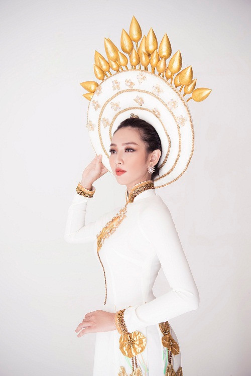Thùy Tiên thêm phần nữ tính khi khoác lên mình tà áo dài nền nã.