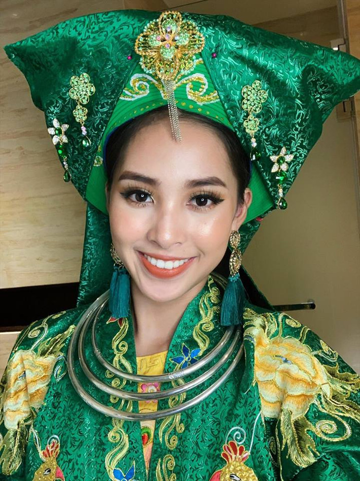 Sắc xanh của miền rừng núi được thể hiện trên nền gấm có hoa văn tinh xảo sang trọng. Các họa tiết cỏ cây, hoa lá và chim công đang múa được thêu bằng chỉ ngũ sắc, chỉ vàng để tạo nên sắc màu rực rỡ, bắt mắt cho bộ trang phục.