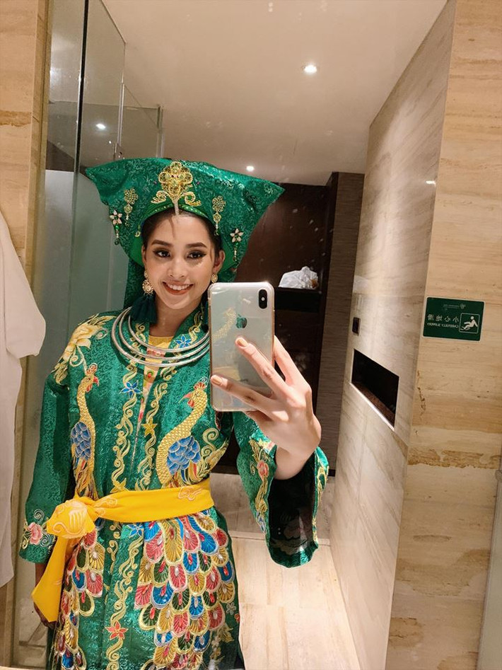 Tiểu Vy cũng được đích thân đạo diễn Hoàng Nhật Nam tư vấn cho tiết mục "Cô đôi thượng ngàn" trên nền ca của ca nương Kiều Anh và các nghệ sĩ hát văn, cùng dàn nhạc cụ dân tộc độc đáo.