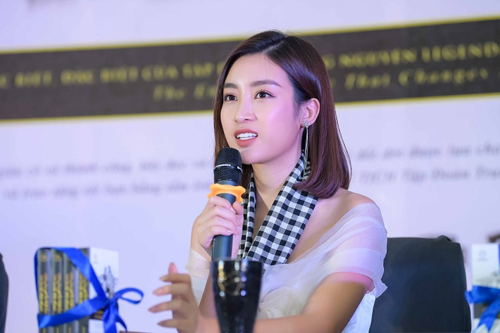Mỹ Linh chia sẻ, cô đã phải một mình “chiến đấu”, không ê-kíp, không người thân, không bạn bè ở bên như các bạn khác. “Trong khi nhiều thí sinh đầu tư về trang phục, make up, tập luyện rất kỹ trước đó, thì Linh phải mượn đồ của bạn, đồ không mặc được cũng mượn đề phòng khi cần, kinh phí hạn hẹp... Linh phải tự trang điểm, là trang phục, chi trả các khoản phát sinh".