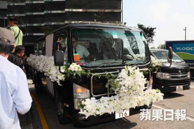 Xe tang kết hoa trắng đơn giản đưa linh cữu Kim Dung đến chùa.