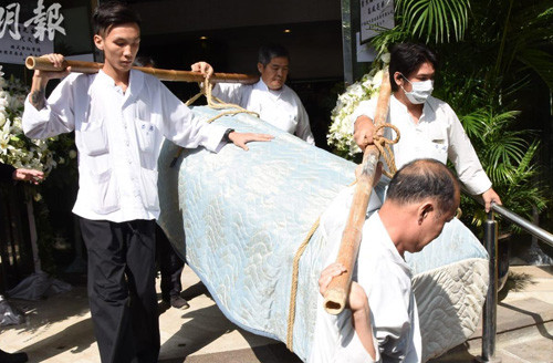 Linh cữu Kim Dung được khiêng lên xe. Sau khi hỏa táng, tro cốt nhà văn được đặt tại Bảo Liên Thiền Tự - ngôi chùa nổi tiếng ở Hong Kong, nằm ở Đại Nhĩ Sơn.
