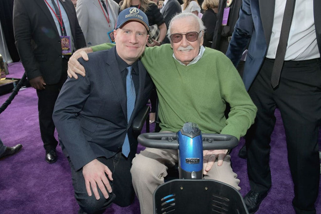 Ngay sau khi xuất hiện thông tin Stan Lee qua đời ở tuổi 95 hôm 12/11, hàng loạt ngôi sao Hollywood, đặc biệt là của Marvel Studios, đã gửi lời tri ân tới huyền thoại trên các mạng xã hội. Kevin Feige - người đứng đầu hãng phim - viết trên Twitter rằng: “Không ai gây ảnh hưởng tới sự nghiệp của tôi và những gì hãng Marvel Studios đang theo đuổi nhiều như Stan Lee. Stan đã để lại cả một khối di sản đồ sộ và sẽ còn tồn tại mãi mãi với chúng ta. Xin được gửi lời chia buồn tới con gái, gia đình, và hàng triệu fan của ông. Cảm ơn Stan”.