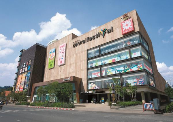 Vụ nổ bom ở Bangkok tối 17/8 không phải là sự kiện đánh bom trung tâm mua sắm đầu tiên ở Thái Lan. Vụ nổ bom khác xảy ra vào khoảng 11h30 tối ngày 10/4/2015 tại trung tâm mua sắm Central Festival ở tỉnh Surat Thani, Thái Lan. Vụ nổ khiến ít nhất 7 người bị thương.