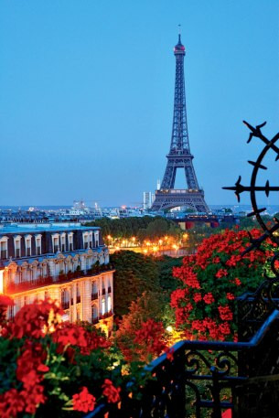 Từ ban công phòng Hoàng gia, khách có thể vừa thưởng thức bữa tối, vừa ngắm khung cảnh Paris hoa lệ.