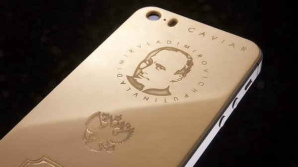 Trước đó, hãng Caviar từng gây chú ý hồi tháng 6 khi sản xuất một chiếc iPhone 5S mạ vàng 18 carat, có chân dung nhà lãnh đạo Nga được khắc bằng tay. Hãng trang sức này mô tả đây là "cách tuyệt vời nhất để thể hiện lòng yêu nước".