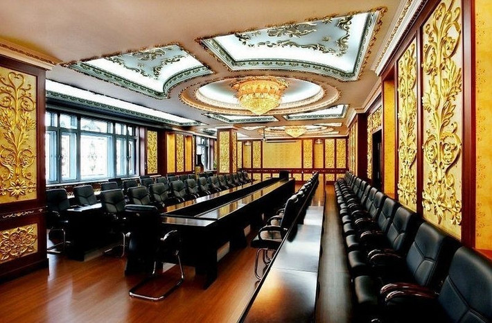 Nó được thiết kế theo phong cách của cung điện Versailles với đá cẩm thạch, lá vàng và pha lê. Ở đây còn có bể bơi, phòng tập thể dục, thậm chí còn có cả một chiếc piano màu trắng cỡ lớn.