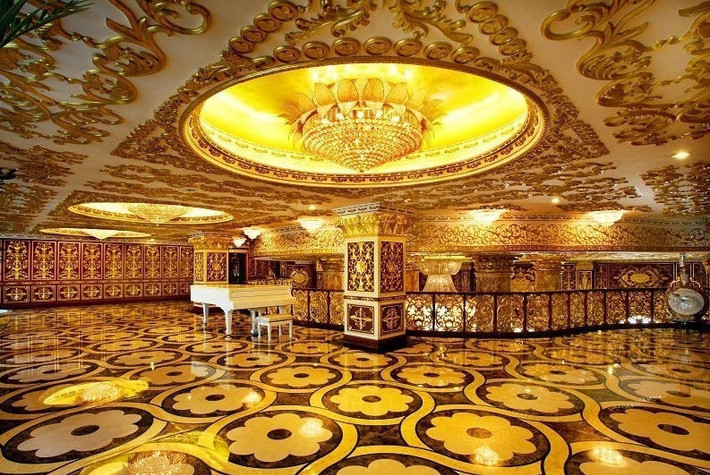 Công ty Dược Harbin là một công ty nhà nước của Trung Quốc và là doanh nghiệp sản xuất dược phẩm lớn thứ hai của nước này theo giá trị thị trường. Trong ảnh là bên trong tòa nhà dát vàng được coi là trụ sở của công ty Harbin.