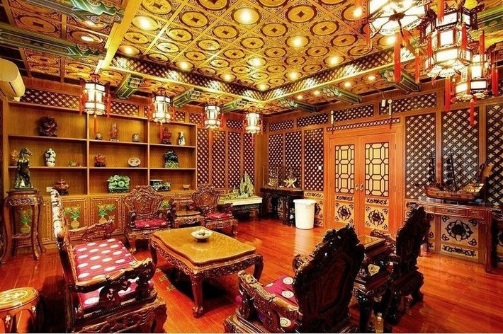 Có rất nhiều chi tiết dát vàng trong tòa nhà văn phòng này.