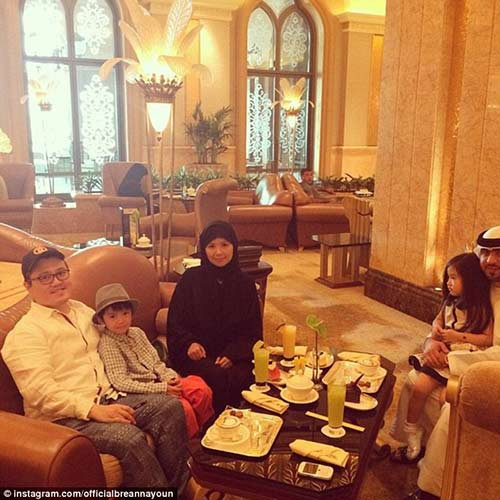 Ở Dubai, gia đình cô bé được chào đón trong khách sạn năm sao và luôn có ô tô sẵn sàng đợi trước cửa để đưa đón.