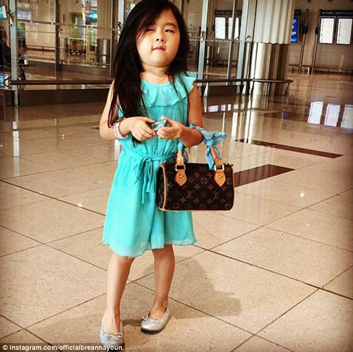 Breanna Youn được bay máy bay hạng thương gia trên toàn thế giới, thường xuyên được tặng những món quà đắt tiền, sử dụng túi hiệu Louis Vuitton, mặc đồ Chanel, đeo trang sức Tiffani và tham dự những buổi tiệc chiêu đã tràn đầy socola và bánh quy.