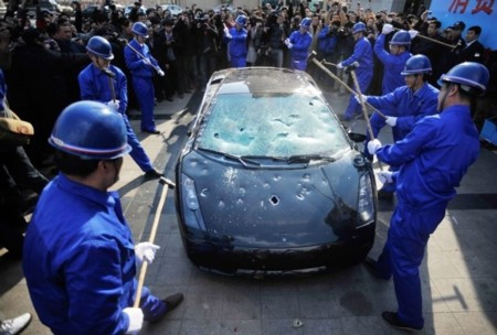 Thuê người phá siêu xe hơn 8 tỷ đồng: Tức giận với dịch vụ chăm sóc khách hàng của đơn vị bán xe, một đại gia của Trung Quốc đã không tiếc tiền thuê người đập tan tành chiếc siêu xe Maserati Quattroporte có giá tới 423.000 USD, tương đương hơn 8 tỷ đồng.
