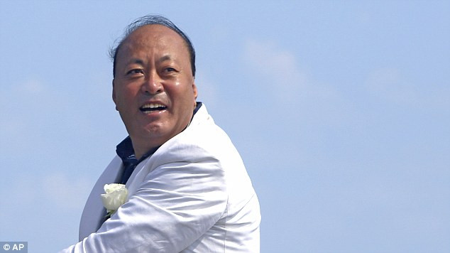 Trước đó, tỷ phú Li Jinyuan, 57 tuổi, Chủ tịch Tập đoàn Tiens của Trung Quốc đã không ngần ngại mời khoảng 6.400 nhân viên – một nửa số nhân viên của của ông tham gia chuyến du lịch đến Pháp. Chuyến đi này nhằm kỷ niệm 20 năm đặt quan hệ với các đối tác tại quốc gia châu Âu. Theo Dailymail, số tiền mà ông bỏ ra không dưới 33 triệu euro (tương đương 800 tỷ đồng).