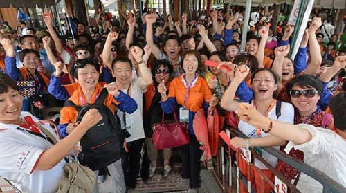 Đưa cả công ty đi du lịch: Hồi tháng 5 vừa qua, một đại gia Trung Quốc đã bạo tay chi tiền để thưởng cho 12.700 nhân viên chính thức, cộng tác viên và khách hàng lâu năm của mình đi du lịch sang Thái Lan. Đoàn khách này đã đặt 4,760 phòng trong 79 khách sạn 4 và 5 sao trong thời gian nghỉ tại đây. Điều đó cho thấy độ chịu chơi của các ông chủ giàu có Trung Quốc đang ngày càng không có giới hạn.