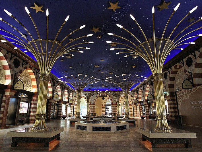 Trung tâm thương mại lớn nhất thế giới Dubai Mall tập trung hơn 1200 cửa hàng sang trọng bán vô số sản phẩm khác nhau. Tại đây còn có sân trượt băng tiêu chuẩn Olympic, phòng chiếu phim 22 màn hình, bể cá khổng lồ với hơn 33.000 sinh vật biển trong một bức tường bao dài thuộc hàng kỷ lục được mệnh danh là “đại dương trong nhà”. Dubai Mall luôn đông đúc, nhộn nhịp thu hút lượng lớn khách du lịch.