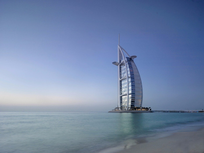 Kỷ lục thế giới về khách sạn xa hoa nhất: Tọa lạc tại Dubai (Các tiểu Vương quốc Arab thống nhất), khách sạn Burj Al Arab thường được nhắc đến là một khách sạn 7 sao duy nhất trên thế giới và tự nhận là khách sạn xa hoa nhất thế giới.