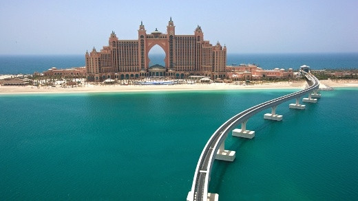 Một trong những khách sạn được xây dựng trên hòn đảo nhân tạo này là khách sạn 6 sao Atlantis với vị trí tuyệt đẹp. Từ khách sạn, du khách có thể chiêm ngưỡng toàn bộ vẻ đẹp nguy nga, tráng lệ của Đảo Cây Cọ, ngắm toàn cảnh các tòa nhà chọc trời ở Dubai.
