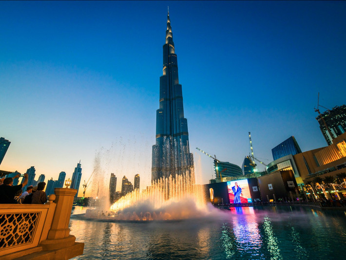 Tòa nhà cao nhất thế giới Burj Khalifa: Đây là trung tâm mua sắm, giải trí, khách sạn vô cùng nhộn nhịp với nhiều khu khác nhau. Từ tầng 124 của tòa nhà này, du khách có thể chiêm ngưỡng toàn cảnh Dubai bằng kính thiên văn.