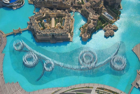 Tham quan đài phun nước lớn nhất thế giới: Hệ thống đài phun nước Dubai được xây dựng trên hồ Burj Dubai ở Dubai và được khánh thành năm 2009. Đài phun nước Dubai dài 275 m, có thể phun 83.000 lít nước.