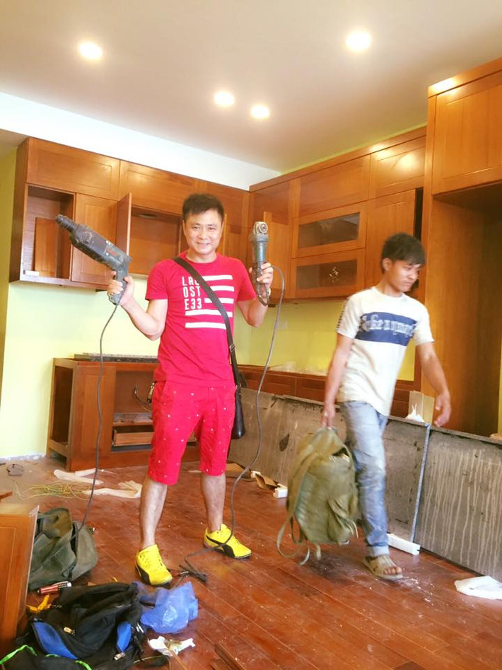 Phòng bếp của căn hộ được nghệ sĩ chọn hệ thống tủ gỗ, có màu trùng với sàn.