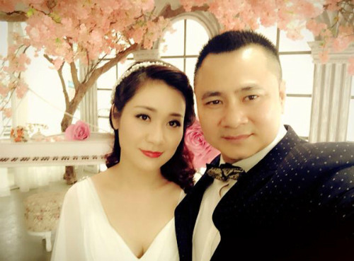 Đầu tháng 5 vừa qua, Tự Long bất ngờ tái hôn với cô dâu tên Minh Nguyệt. Hôm 5/8, danh hài chia sẻ lời chúc mừng sinh nhật vợ và khéo léo chia sẻ niềm hạnh phúc sắp được làm bố.