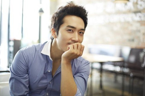 Không kém cạnh bạn gái Lưu Diệc Phi, tài tử Hàn Quốc Song Seung Hun đang sống tại một căn biệt thự cao cấp rộng 264m2 và có giá trị khoảng 2,8 tỷ won (khoảng 42 tỷ đồng).