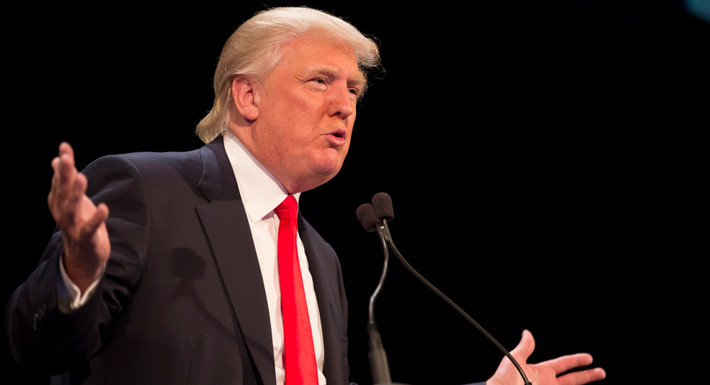Tỷ phú Donald Trump đã nổi như cồn kể từ hồi tháng 6, sau khi đốt nóng dư luận bằng tranh luận về chính sách nhập cư, cho rằng những người nhập cư từ Mexico đang mang thuốc phiện và tội ác đến nước Mỹ. Phát biểu này đã gây nên một làn sóng chỉ trích và phản đối.