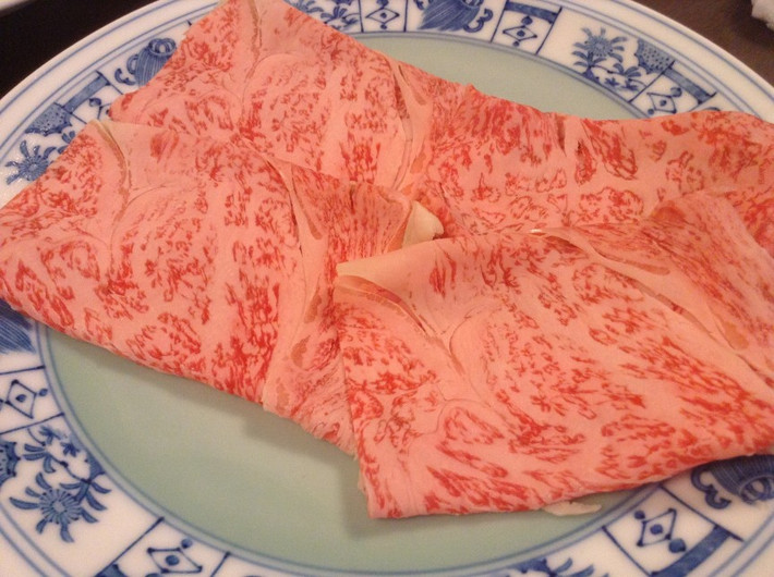 6. Wagyu (thịt bò vân đá): Thịt bò Nhật Bản nổi tiếng trên thế giới bởi chất lượng và giá cả cực đắt. Ba loại thịt bò vân đá nổi nhất của Nhật Bản là Kobe, Matsusaka và Ohmi. Để thưởng thức một phần bít tết được làm từ bò Kobe của Nhật, thực khách nhiều lúc phải trả đến 500 USD (khoảng 11 triệu đồng).