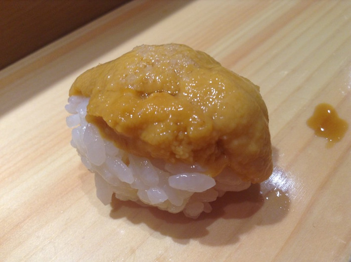10. Sushi Edomae: Đây là kiểu sushi có cách thức chế biến từ thời Edo. Giống như nhiều món sushi khác, món ăn xa xỉ của Nhật này cũng đòi hỏi phải được chế biến bởi những đầu bếp bậc thầy để cắt lát cá cực kỳ chính xác. Trung bình một phần gồm 20 miếng edomae sushi có giá khoảng 300 USD (gần 7 triệu đồng) tại các nhà hàng sang trọng ở Nhật.
