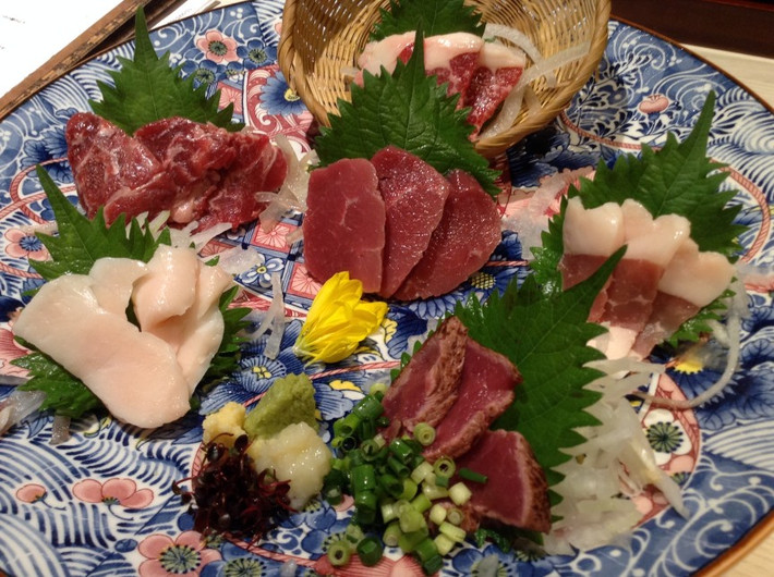 7. Basashi (thịt ngựa): Với chỉ 10 USD, thực khách có thể được phục vụ một miếng basashi nhỏ tại bất cứ Izakaya (quán nhậu) nào ở Nhật Bản. Tuy nhiên, để thưởng thức món thịt ngựa chất lượng ngon hơn, khách sẽ phải chi nhiều tiền hơn. Sẽ không ngạc nhiên nếu một đĩa gồm những miếng thịt thăn, thịt mông, bờm, bụng có giá hơn 100 USD.