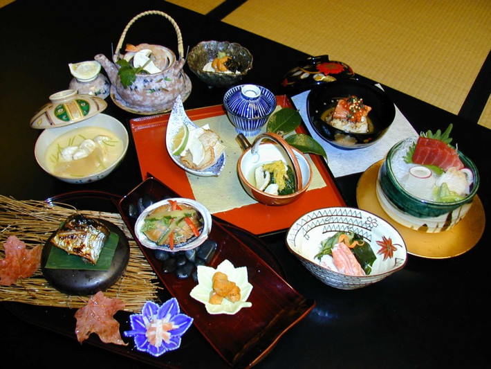 3. Ẩm thực Kaiseki: Thực tế, đây không phải một món ăn cụ thể mà là một bữa ăn thượng hạng theo truyền thống có từ thời Edo hay Meiji. Việc trình bày được chuẩn bị chu đáo từ các loại khay đựng phù hợp. Chính vì thế, không có nhiều nhà hàng đủ sức trình bày một bữa ăn kaiseki nên thực khách có thể phải tốn đến 300 USD (gần 7 triệu đồng) cho một bữa ăn kiểu này.