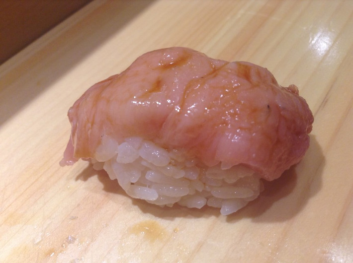 4. Otoro (sushi cá ngừ): Đây là món sushi được làm từ cá ngừ vây xanh vốn ngày càng trở nên khan hiếm. Để đánh bắt được một con cá ngừ vây xanh không hề dễ nên giá của chúng rất đắt. Năm 2013, Kiyoshi Kimura, một ông chủ nhà hàng sushi ở Nhật, đã chi 1,76 triệu USD để mua con cá ngừ vây xanh nặng 221 kg tại chợ cá để chế biến món ăn cho nhà hàng.