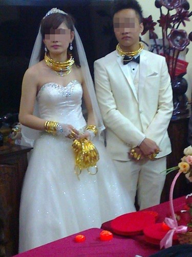 Đám cưới của cặp đôi ở Lạng Sơn, ước tính số lượng vàng trên người cặp đôi này khoảng gần 100 cây vàng (giá trị 3-4 tỷ đồng).